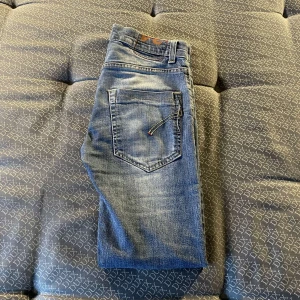 Dondup jeans - Tja säljer dessa ass feta och stilrena jeans från märket Dondup det är i utmärkt skick 9/10 nästen helt oanvända , tveka inte att höra av er med minsta funderingar 💯💯💯