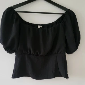 Svart korsettopp från NLY - Snygg svart korsett topp med puffiga ärmar. Den har en smickrande passform och har dragkjedja i midjan. Storlek: 36  Skickas inslagen i silkespapper i vattentätt paket.   Skicka pm för fler bilder. 