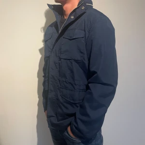 Fieldjacka - Säljer denna fieldjacka i en asgo marinblå färg. De e M men passar nästan L. Vid minsta lilla fråga är de ba att hojta! 8/10 i skick