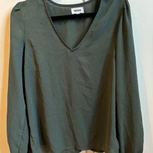 Grön blus i fint skick  - Grön tunnare blus från Bubbleroom. Muddar i ärmslut.