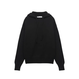 Svart hoodie i stickat material - Säljer en stilren svart hoodie i stickat material. Den har en klassisk design med långa ärmar och en bekväm passform. Perfekt för både vardag och mysiga kvällar. Passar till allt och är ett måste i garderoben!