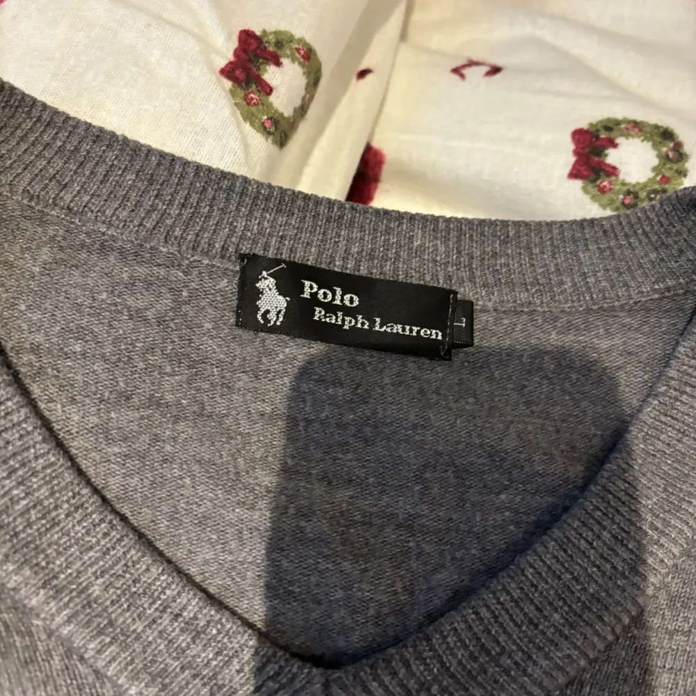 säljer denna ralph lauren tröjan så den inte kommer till användning längre.Den är inte storlek L men skulle säga att den är som en S eller M.. Tröjor & Koftor.