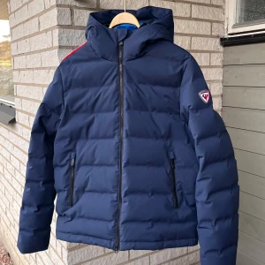 Rossignol skidjacka -   Knappt använd och nu för liten! I nyskick, inte en fläck eller skråma! Grym skidjacka från Rossignol, se beskrivning bland bilderna. Nypris ca 6 500 kr.   https://www.rossignol.com/sk-en/mens-cesar-bonded-jacket-RLJMJ52715.html  