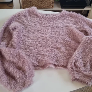 Ljusrosa fluffig tröja från Gina Tricot - Supermjuk och fluffig ljusrosa tröja från Gina Tricot i storlek S. Perfekt för att mysa till det under kyliga dagar. Tröjan har en lös passform och långa ärmar, vilket gör den både bekväm och stilren. Ett måste för garderoben! 💖