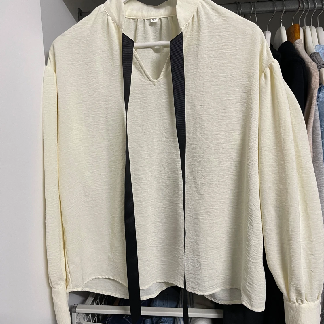 Krämvit blus med band för halsen  - 91