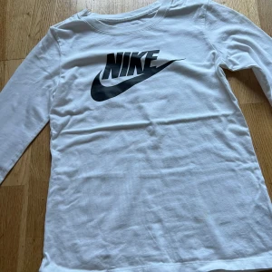 Vit långärmad tröja från Nike - Säljer en vit långärmad tröja från Nike i bra skick. 