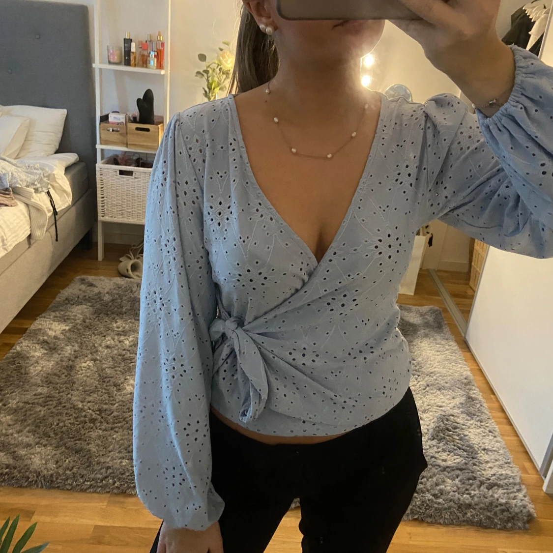 Ljusblå omlottopp med knyt