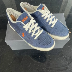 Blå sneakers från Ralph lauren  - Säljer ett par snygga blå sneakers från Ralph lauren i bra skick. Perfekta för vardagsbruk och ger en sportig look. Inga defekter 