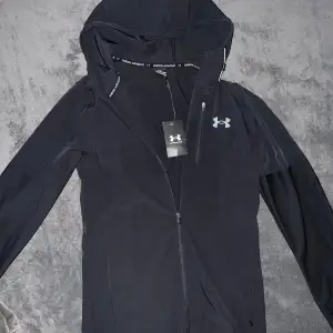 Säljer en svart träningsjacka från Under Armour i nytt skick. Säljer för den va för liten 