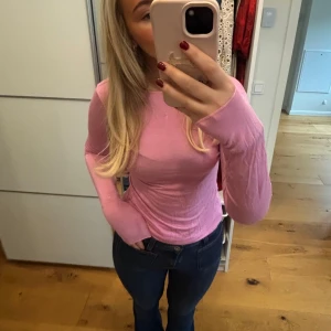 Rosa långärmad topp - Säljer en superfin rosa intimissimi tröja i ett mjukt och stretchigt material. Perfekt för både vardag och fest! Den har en tight passform som framhäver figuren och är riktigt bekväm att ha på sig. Passar perfekt till jeans eller kjol. 💖Den är i strl M men passar mig som vanligt vis är en S