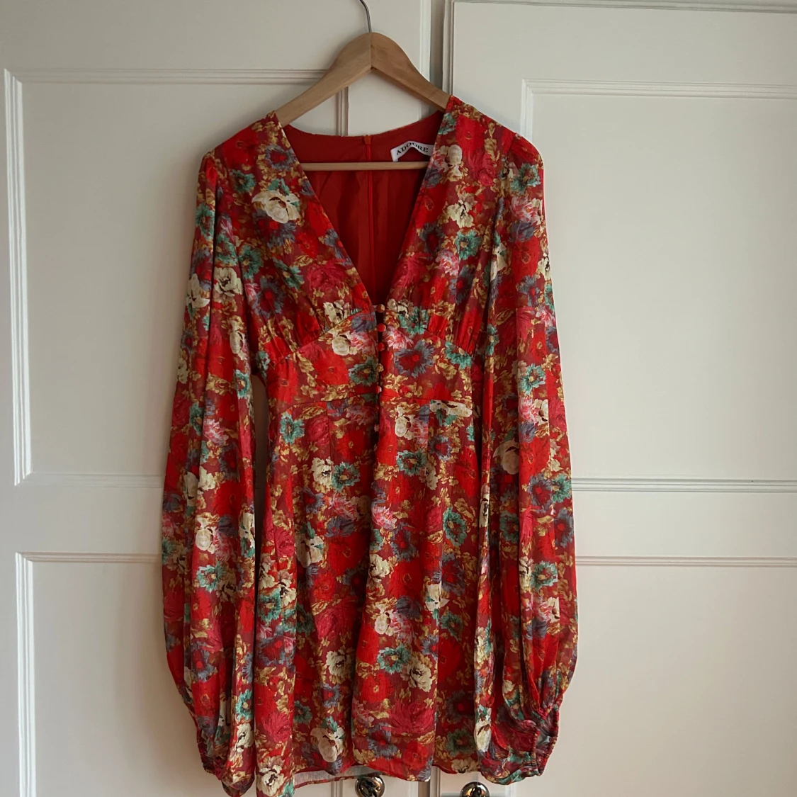 Röd blommig klänning från ADOORE