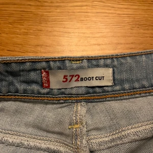 Lowrise levis jeans bootcut - Midjemått 35 cm Innerbenslängd 75 cm💕 Säljer pågrund av att dom är för små