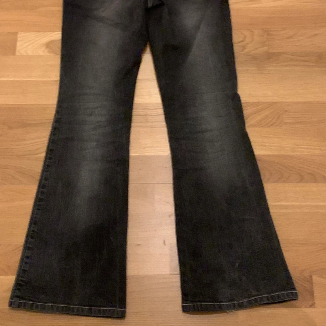 Svart/grå utsvängda byxor  - 93