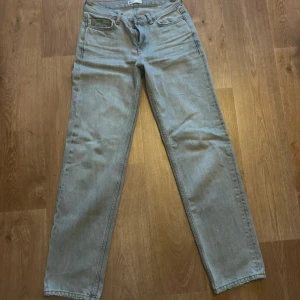 Gråa lågmidjade jeans - Säljer ett par gråa lågmidjade jeans, nästan helt oanvända. Storlek 32 från Gina Tricot. Säljer då de inte kommer till användning. 
