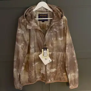 Säljer denna oerhört snygga och trendiga Woolrich windbreaker i storlek L/M. Nyskick 10/10, tags är kvar. Vårt pris 1499:- Priset kan eventuellt diskuteras vid snabb affär! Kom med bud! 