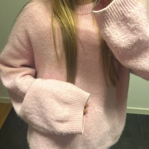 Tröja  Arket  - Supermysig rosa stickad tröja i storlek XS från Atket som är sparsamt andvänd💖Ny pris 990 kr