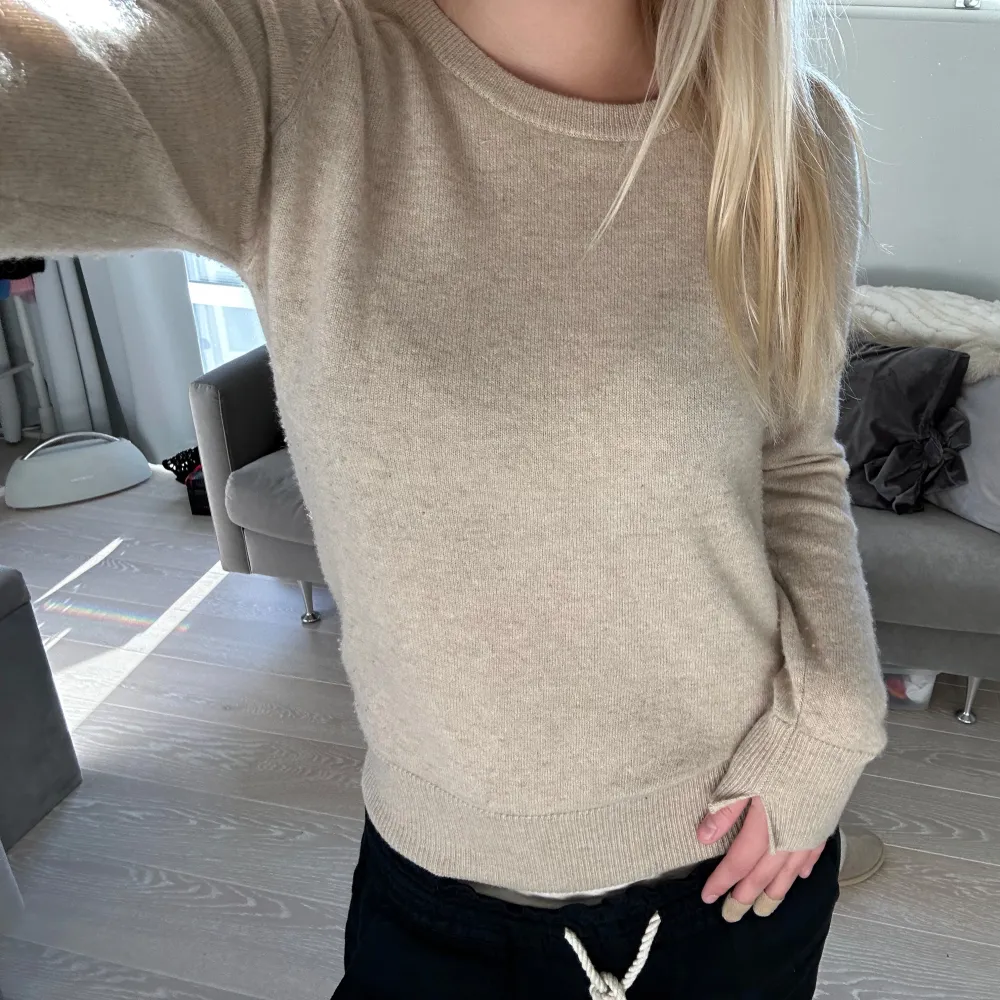 Säljer en supermysig beige stickad tröja i mycket bra skick. Perfekt för höst och vinter med sin varma och sköna känsla. Tröjan har långa ärmar och en normal passform, vilket gör den lätt att matcha med olika outfits. Ett måste i garderoben för kyliga dagar! Nypris 2100kr.. Tröjor & Koftor.