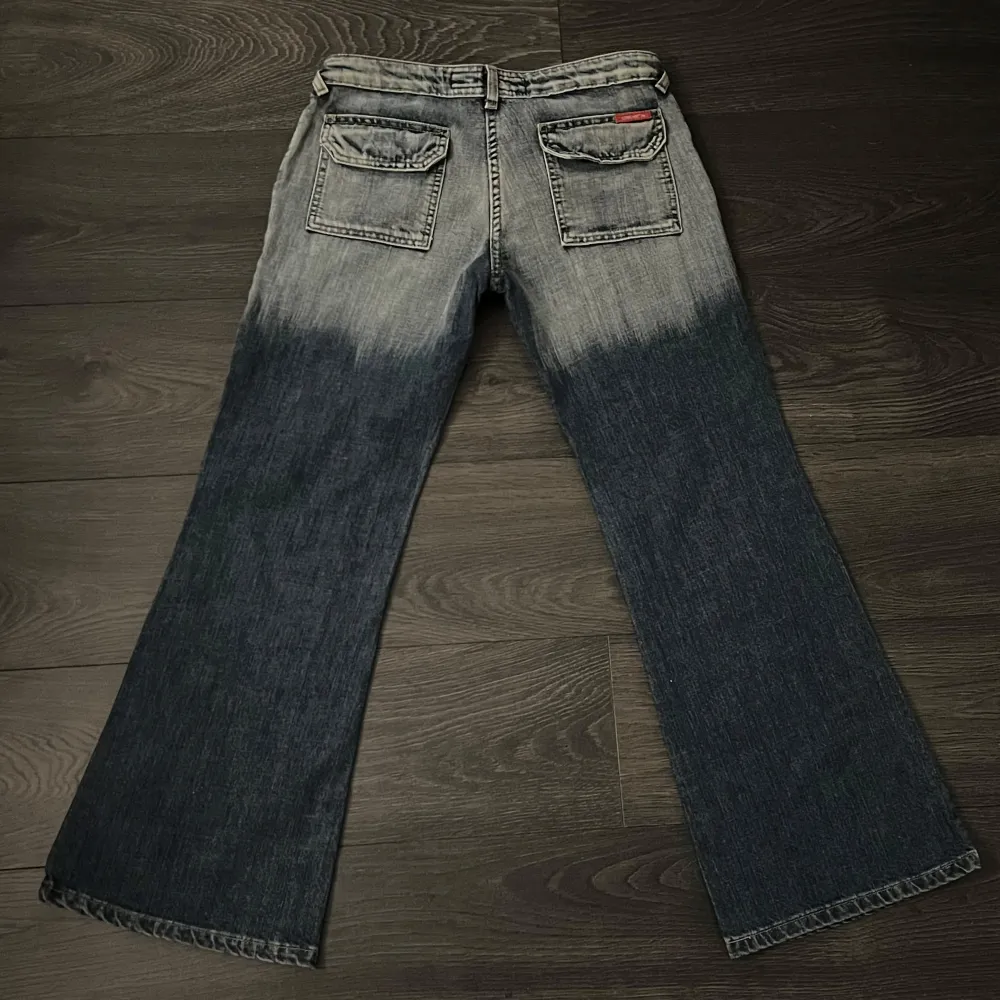 Säljer ett par blåa jeans med en cool mörkare färgning på benen. Skit snygga men tyvärr för korta på mig som är 170cm!. Jeans & Byxor.