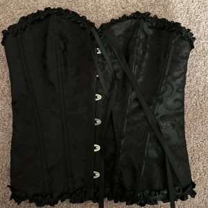 Korsett - Säljer denna fina korsetten eftersom den inte passade och gick inte att returnera. Helt oanvänd, endast testad!💗💗
