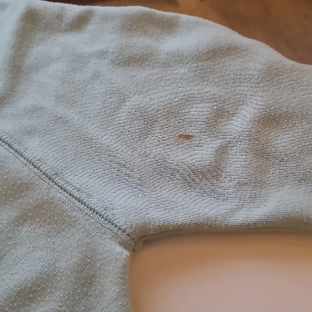 Säljer en ljusblå sweatshirt från FB Sister i storlek XS. Tröjan har ett tryck med texten 'NYC' på framsidan. Den är långärmad och har ribbade muddar vid ärmslut och nederkant. Observera att det finns en liten fläck på ena ärmen. Fläcken kan man tvätta bort. Perfekt för en avslappnad stil! 💙. Tröjor & Koftor.