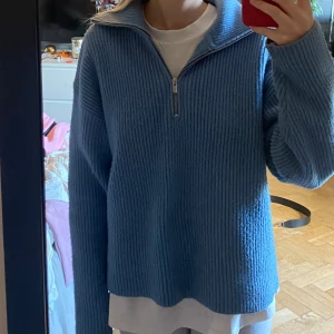 Stickad tröja - En blå stickad tröja med dragkedja från Bikbok! Varm o mysig och kan göras om till en polotröja om man drar upp dragkedjan Nypris 499kr