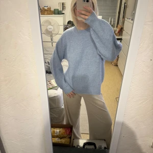 Ljusblå stickad tröja - Superskön och jättefin blå stickad tröja perfekt till hösten. Ärmar med mudd vilket gör att man även kan bära den som 3-kvarts och blir på så sätt 2 olika tröjor!💕