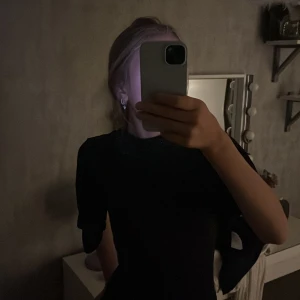 Svart glittrig blus - Säljer en superfin svart blus med glittrigt material. Perfekt för festliga tillfällen! Blusen har korta ärmar och en elegant passform. Den är både bekväm och stilren, vilket gör den idealisk för både nyår och andra speciella tillfällen. Passa på att glänsa! ✨