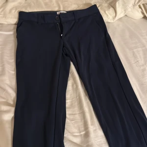 Mörkblå byxor från Only & Sons - Säljer ett par stilrena mörkblå byxor från Only & Sons. De har en klassisk design med knappar och dragkedja framtill. Perfekta för både vardag och fest! 🕺W32 L30