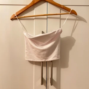 Vit tubtopp från Monki - Säljer en stilren vit tubtopp från Monki. Den är i croppad stil. Aldrig använt. Blev för små på mig. Köpt för 100kr