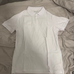 Vit pikétröja  - Helt oanvänd pikétröja 