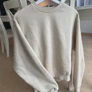 Sweatshirt från Ginatricot i storlek S. Fleece på insidan. Mycket bra skick.