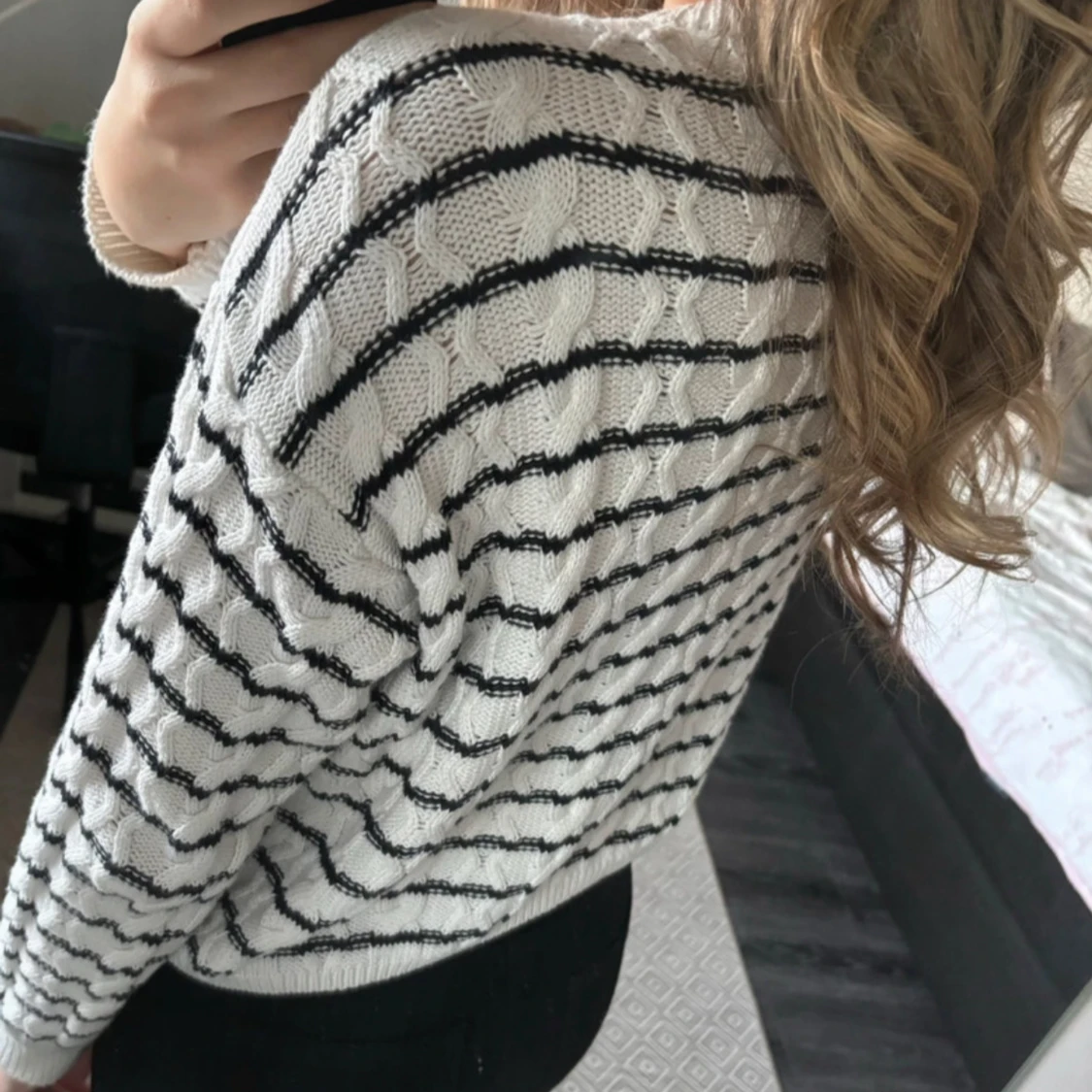 Vit och svart randig kofta med guldknappar - 90