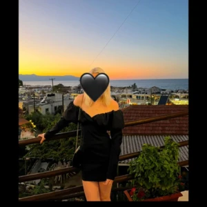 Svart klänning från NA-KD - Snygg svart klänning från NA-KD med offshoulder-design, puffig upptill och långa ärmar. Perfekt för en kväll ute eller en speciell tillställning. Klänningen har en figurnära passform som framhäver silhuetten.