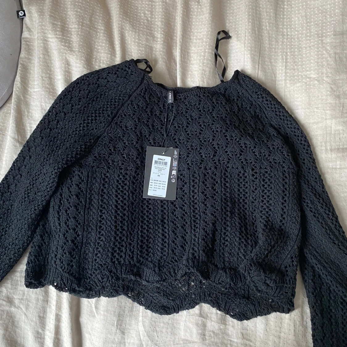 Svart spetsmönstrad tröja från only  - 3