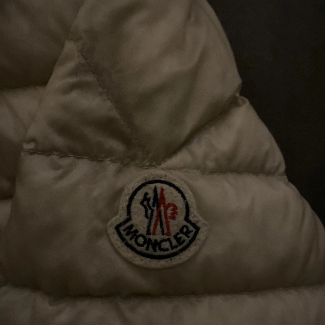 Beige dunjacka från Moncler - 1
