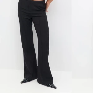 Svarta kostymbyxor - Fina svarta kostymbyxor från Gina. Säljes då dem tyvärr är för stora för mig. Lite noppriga på ena utsidan annars mycket fint skick. Har fållat ned dem så den är bra i längden på mig som är 1,80