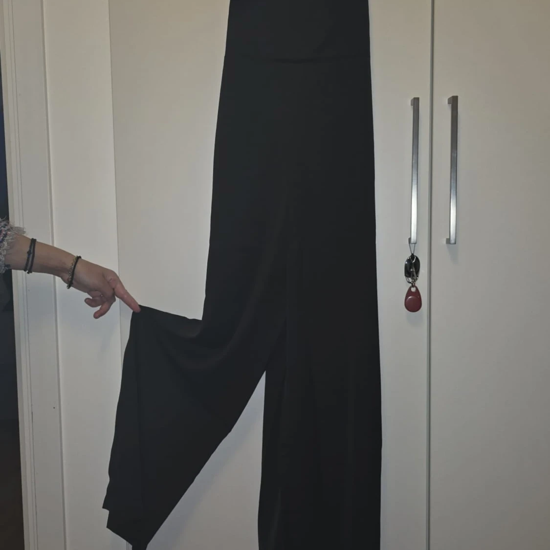 Svart långklänning med snörning - 3