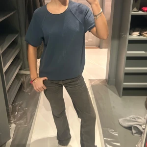 Blå tröja från Garbo - Säljer en cashmere blå tröja från Garbo. Tröjan har korta ärmar och en rund halsringning, perfekt för en avslappnad look. Den är tillverkad i ett mjukt material som känns skönt mot huden. Passar bra till både jeans och kjol.