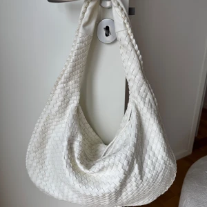 Vit flätad axelväska - Oanvänd ca 35-40 cm bred.