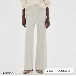 Beige vida kostymbyxor - Säljer dessa super fina kostymbyxor då dem dessvärre aldrig kom till användning. 