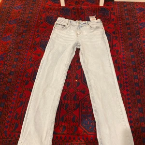 Ljusblå Levi's jeans - Säljer ett par ljusblå Levi's jeans, modell 551. De har en klassisk femficksdesign och en bekväm passform. Perfekta!!