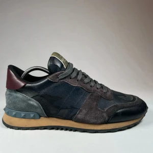 Valentino Rockrunner sneakers - Snygga Valentino Rockrunners. Knappast använda som ni ser på bilden. Inga större skador på skorna förutom det vid tån som ni ser på bilden. Storleken är 41 men passar 42               Nytt pris 6000kr ish mitt pris 2500kr.               Skriv bara ifall ni har några frågor😁✌🏽