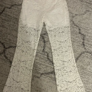 Vita spetsbyxor - Super fina spetsbyxor perfekta till sommaren💕Köpta i Spanien🥰 Passar XS-S💕 Fler bilder finns privat!💕