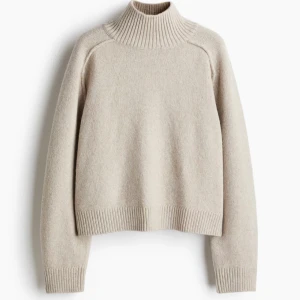 Beige stickad polotröja - Säljer en stilren beige stickad polotröja med ribbade detaljer vid krage, ärmslut och nederkant. Perfekt för kyliga dagar och ger en mysig känsla. Passar bra till både jeans och kjol. 🧶