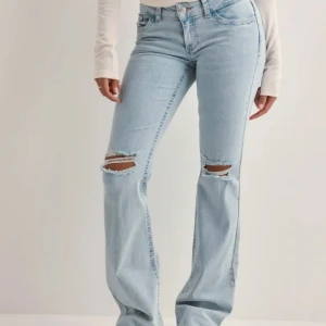 Lågmidjade jeans  - Jättefina lågmidjade jeans med hål från Nelly🩷säljer då de inte längre kommer till användning, fint skick🩷kan sänka priset!