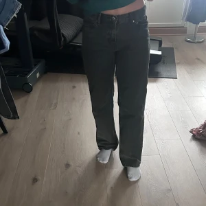 Svarta jeans från Perfect Jeans - Snygga svarta jeans från Perfect Jeans i storlek 34. De har en klassisk design med fem fickor och knappgylf. Perfekta för en stilren look.