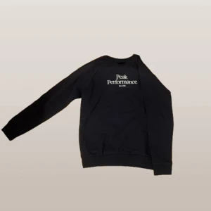 Marinblå tröja från Peak Performance - Säljer en stilren Marinblå tröja från Peak Performance med deras logga broderad på framsidan. Tröjan har långa ärmar och en rund halsringning. Perfekt för en avslappnad stil. Pris kan diskuteras!😄