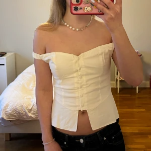 Off shoulder topp  - Off shoulder topp från NA-KD. Superfin helt ny med lappen kvar. Nypris 399kr