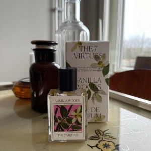 Vanilla Woods Eau de Parfum från The 7 Virtues - Vanilla Woods Eau de Parfum från The 7 Virtues. Denna parfym har en söt och varm doftprofil med toner av vanilj, karamell och amber. Perfekt för dig som älskar en mjuk och inbjudande doft. Nypris 1129kr. Ca 95% kvar av 50ML. 