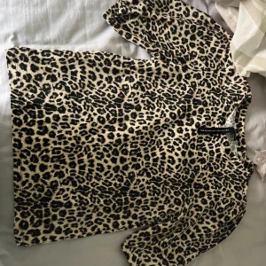 Leopard tröja  - Aldrig andvänd
